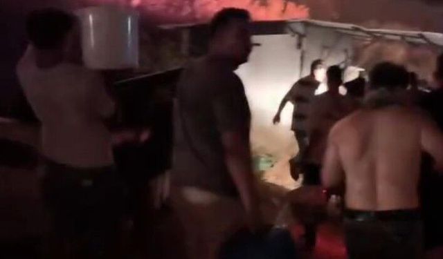 Eline kovaları alan yangına koştu