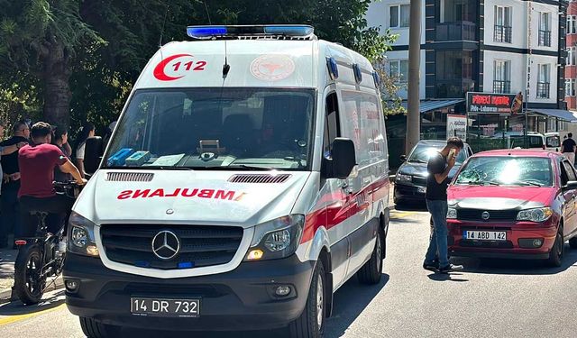Yaya geçidinde otomobil yaşlı adama çarptı: 1 yaralı