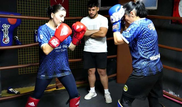 Anne ve iki kızı aynı ringde şampiyonluk için çalışıyor