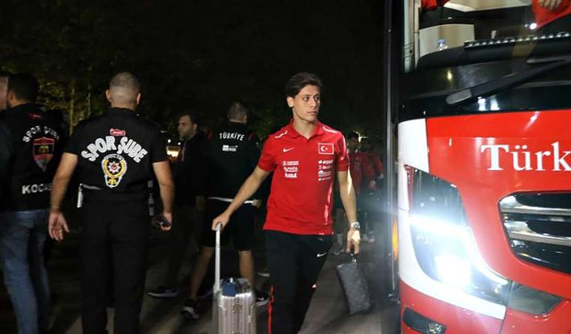 A Milli Futbol Takımı'nı otel önünde yüzlerce taraftar karşıladı