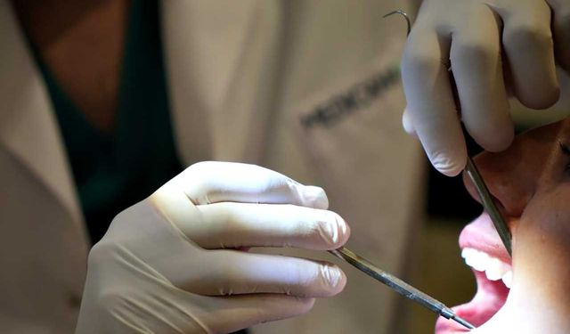 Çene kemiği erimesi implant tedavisine engel değil