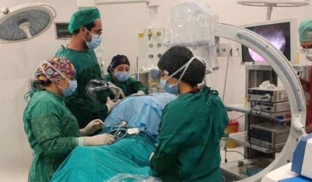Dinar Devlet Hastanesinde bir ilk: Büyük böbrek taşları çıkarıldı