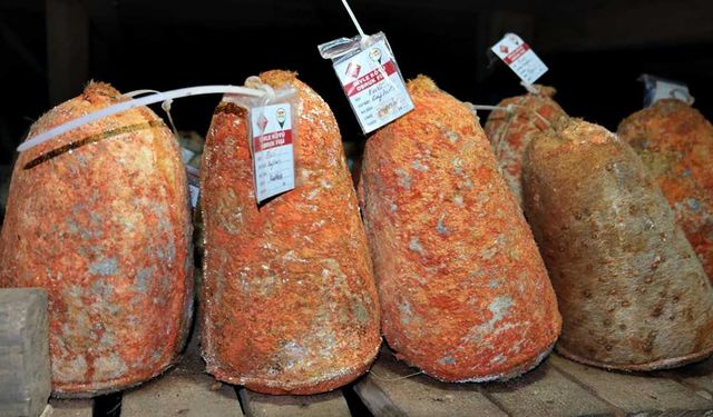 Mağaraya beyaz giriyor, kırmızı çıkıyor: ‘Divle Obruk Peyniri' sofralara hazırlanıyor