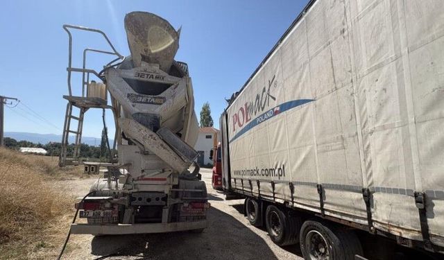 Kastamonu’da tır yangınına beton mikseri yetişti