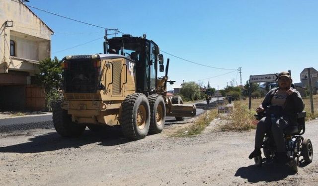 Yürüme engelli Görkem’in asfalt yol sevinci
