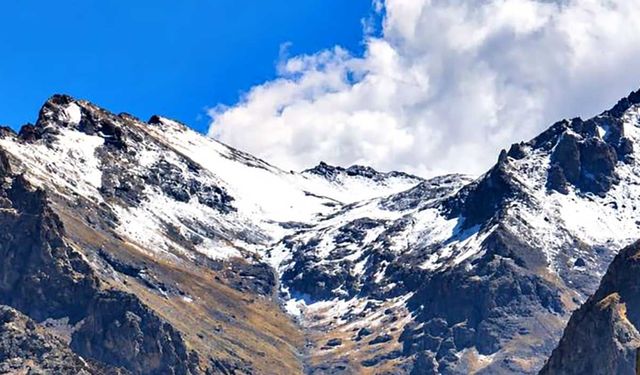 Hakkari'de yüksek kesimler beyaza büründü