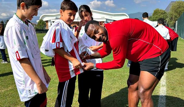 Çocuk taraftarların Boluspor heyecanı: 40 öğrenciye imzalı forma