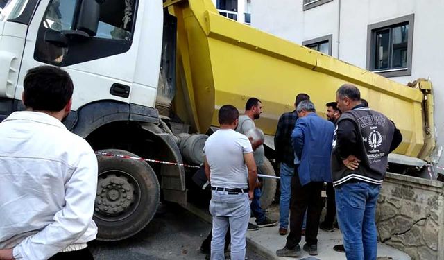 Freni patlayan hafriyat kamyonu 6 katlı binaya daldı