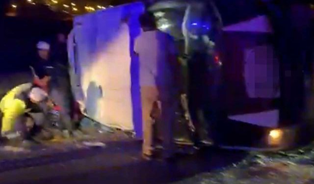 Tarım işçilerini taşıyan minibüs otomobille çarpıştı: 1 ölü, 7 yaralı