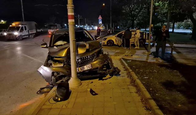 Kavşakta iki otomobil çarpıştı: 3 kişi yaralandı