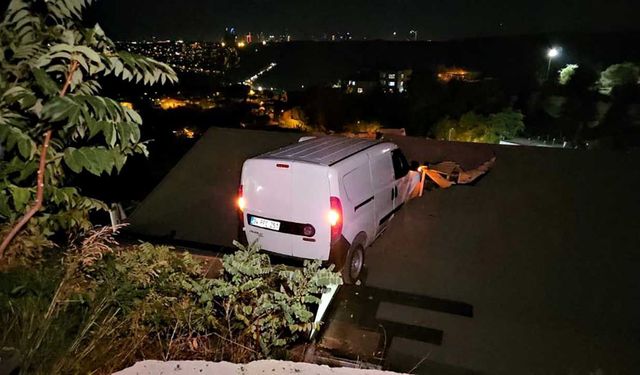 Kontrolden çıkan araç evin çatısına uçtu: Sürücü yaralandı