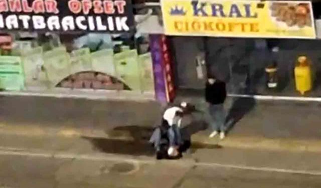 Yerdeki kişinin yüzüne ayağıyla bastı: Şiddet anları kamerada
