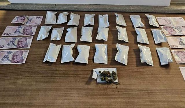 Otomobilin gizli bölmesinde uyuşturucu ele geçirildi