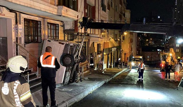 Pazarcının panelvanı tezgahlara çarparak apartman boşluğuna düştü