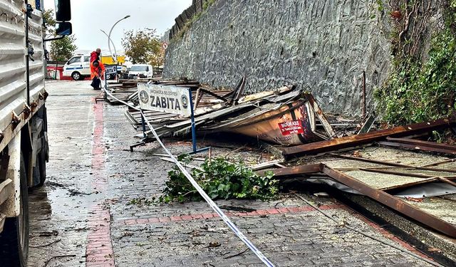 Fırtına tabelaları devirdi! Metal parçalar yola savruldu