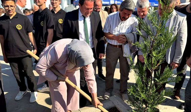 Okul bahçesine yeşil duvar! 90 fidan toprakla buluştu