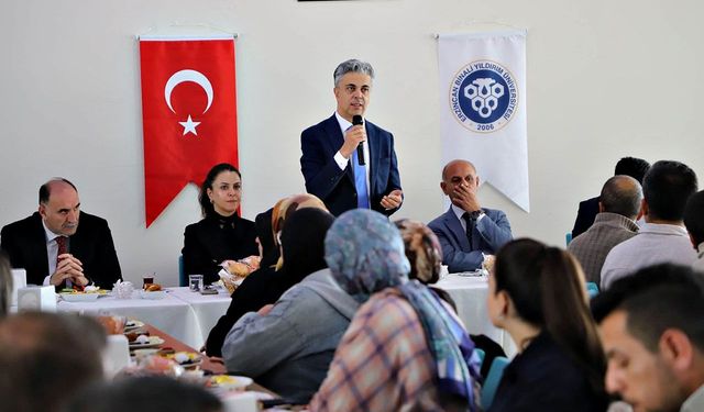 Rektör Kuyrukluyıldız işçi personelle kahvaltıda buluştu