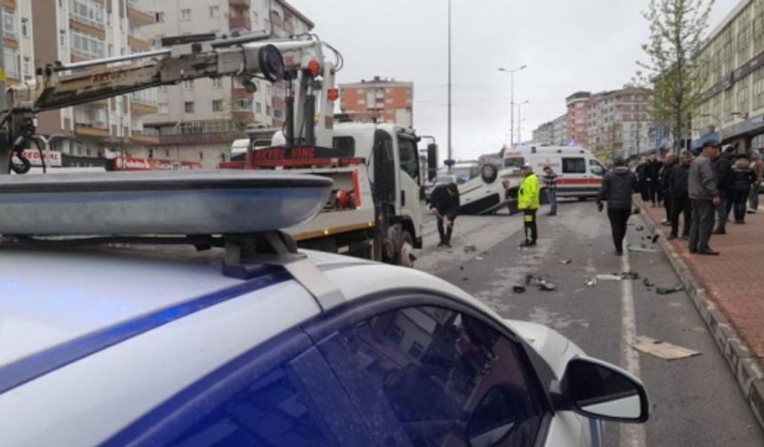 Çarpışan otomobillerden biri takla attı: 1 yaralı