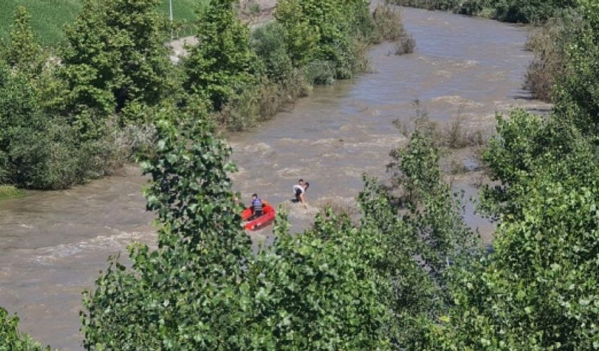 Çaya girip akıntıya kapılan 2 Afgan çocuk botla kurtarıldı