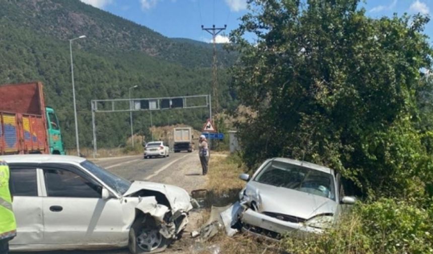 Karabük’te iki otomobil kafa kafaya çarpıştı: 5 yaralı