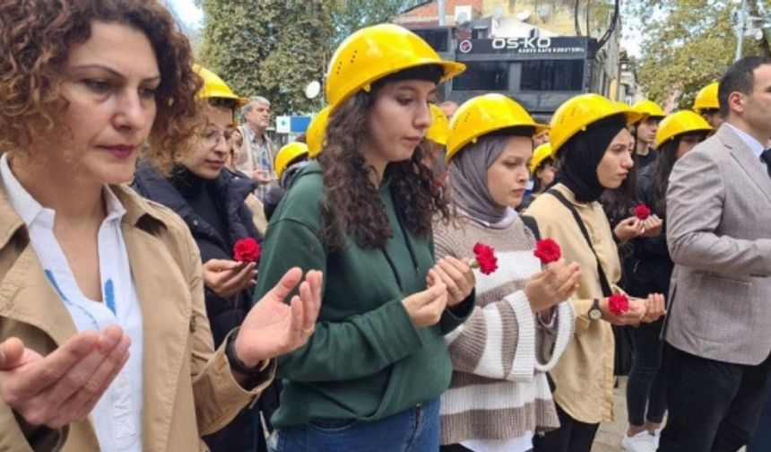 Üniversite öğrencileri Amasra'da ölen 41 işçi için dua etti