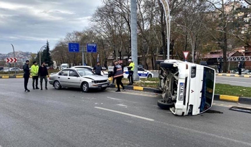 Zonguldak'ta otomobil ile ticari araç çarpıştı