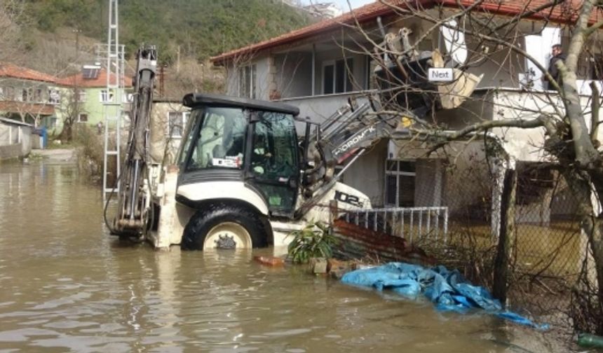 Mağara ağzı tıkanınca mahalleyi su bastı