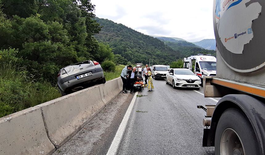 Beton bariyerlerin üzerine çıktı
