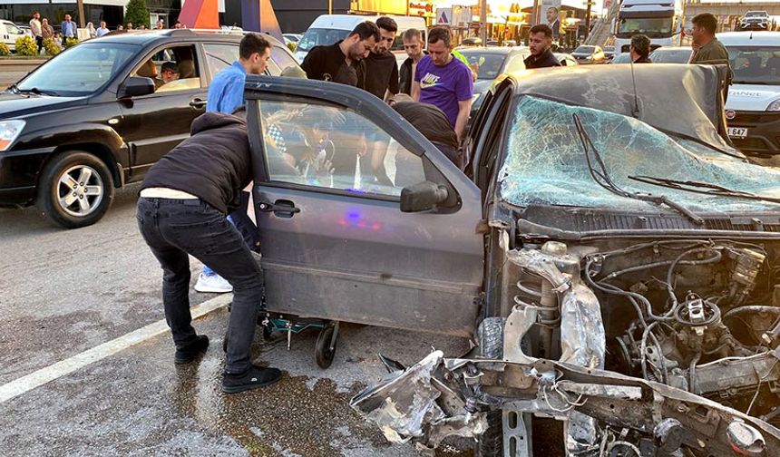 Kaza, saat 20.00 sıralarında D-100 karayolu Ankara istikameti Ovacık Mahallesi mevkiinde meydana geldi. Edinilen bilgiye göre, U.S. idaresindeki 41 AK 794 Fiat marka otomobil, sürücüsünün direksiyon hakimiyetini kaybetmesi neticesinde bariyerlere çarparak durabildi.