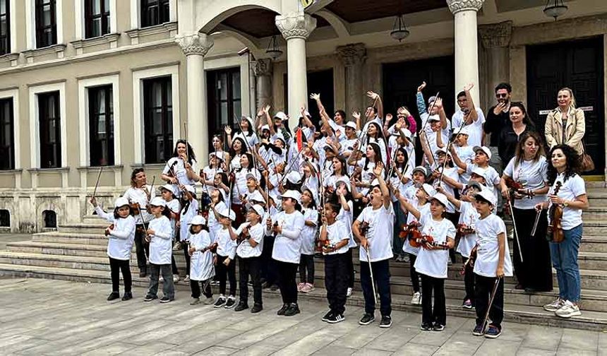 Depremzede küçük müzisyenlerden Bolu'da keman konseri