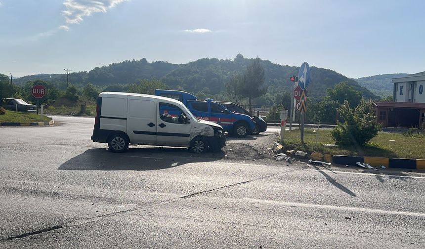 Gökçebey'de kaza: İki araç çarpıştı!