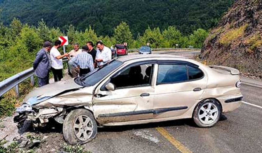Kastamonu’da iki otomobil çarpıştı: 2 yaralı