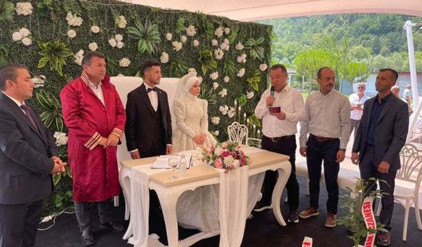 Muhtar Asım Başoğlu, kızını evlendirdi