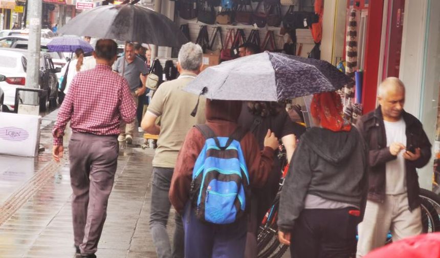 Zonguldaklılar güne yağmurla başladı