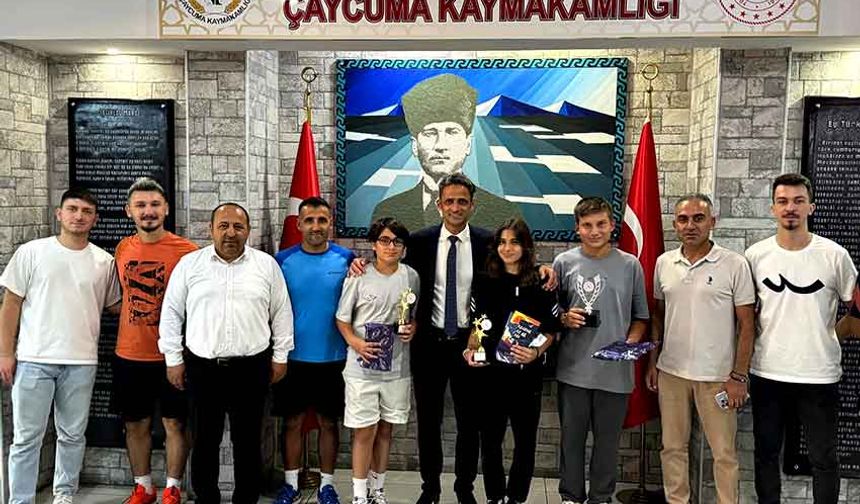 Tenis Şampiyonlarına Kaymakamdan Hediye