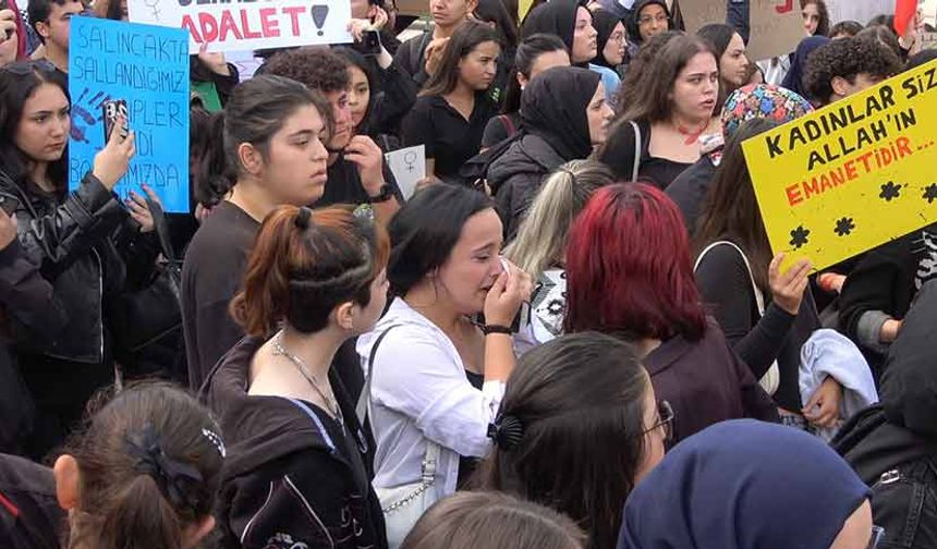 Öğrencilerden kadına şiddete tepki yürüyüşü