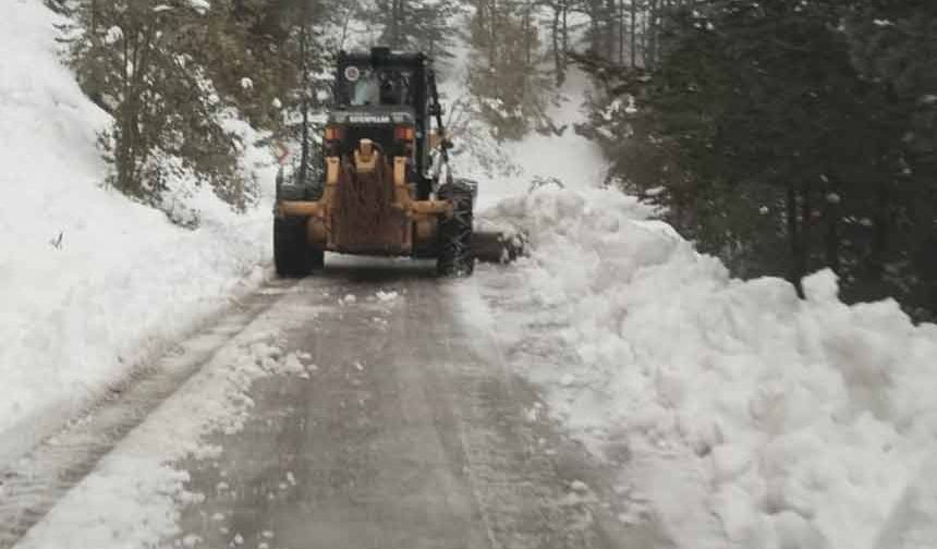 Kastamonu'da ekiplerin karla mücadelesi erken başladı