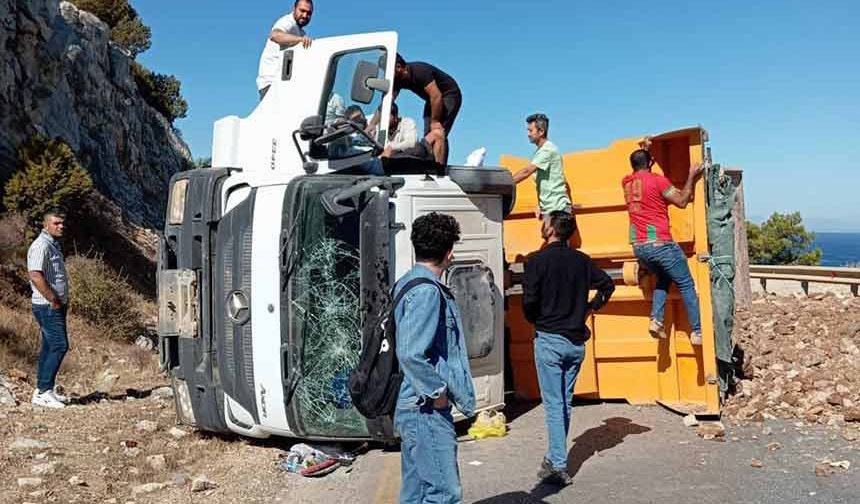 Hafriyat kamyonu devrildi yol trafiğe kapandı