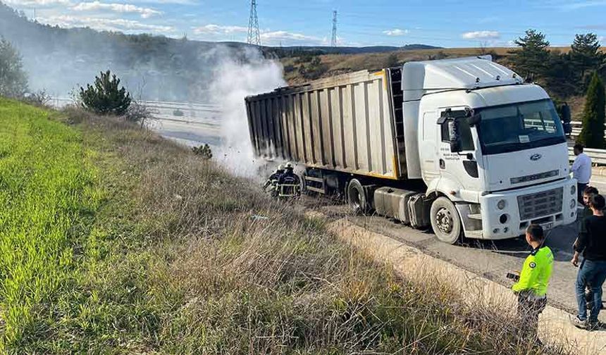 Lastikleri alevlere teslim olan dorseyi küle dönmekten itfaiye kurtardı