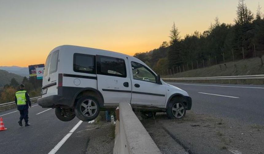 Hafif ticari araç beton bariyerlerde asılı kaldı: 1 yaralı