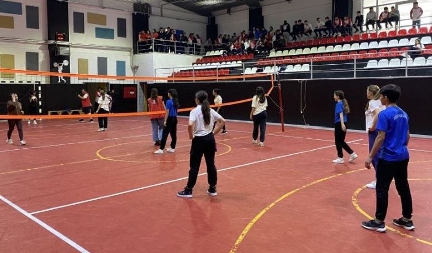 Gençler voleybolda buluştu