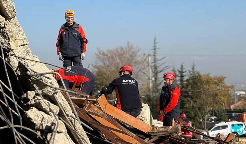 Depremin yıl dönümünde dev tatbikat: Her şey gerçek gibiydi