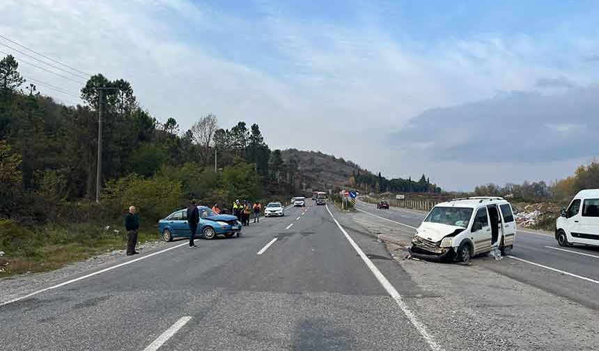 "U" dönüşü yapan otomobil hafif ticari araçla çarpıştı: 6 yaralı