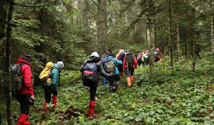 18 kilometre yürüdüler, temiz havanın tadını çıkardılar