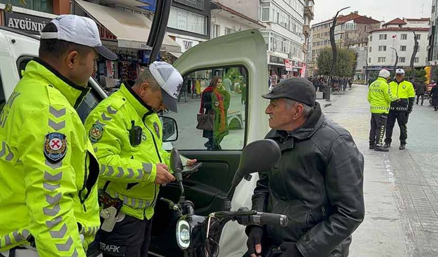 Polis, girilmesi yasak olan caddeye giren sürücülere göz açtırmadı