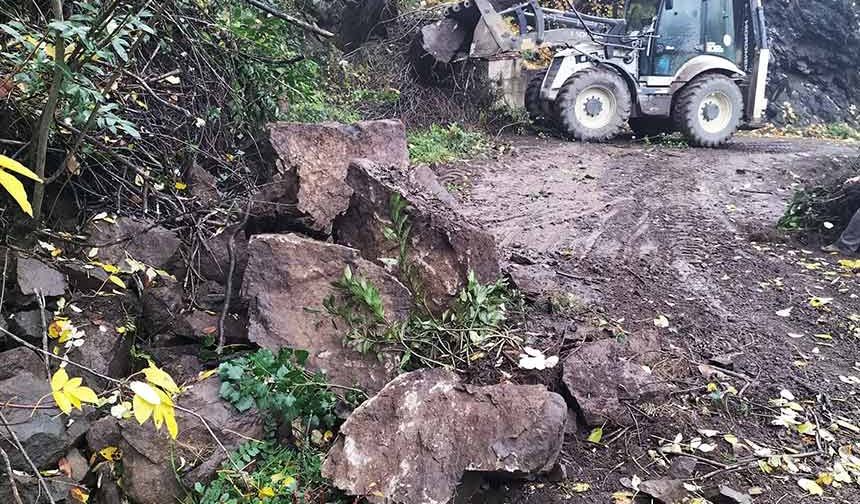 Heyelanlara anında müdahale edildi, kayan taş ve toprak temizlendi