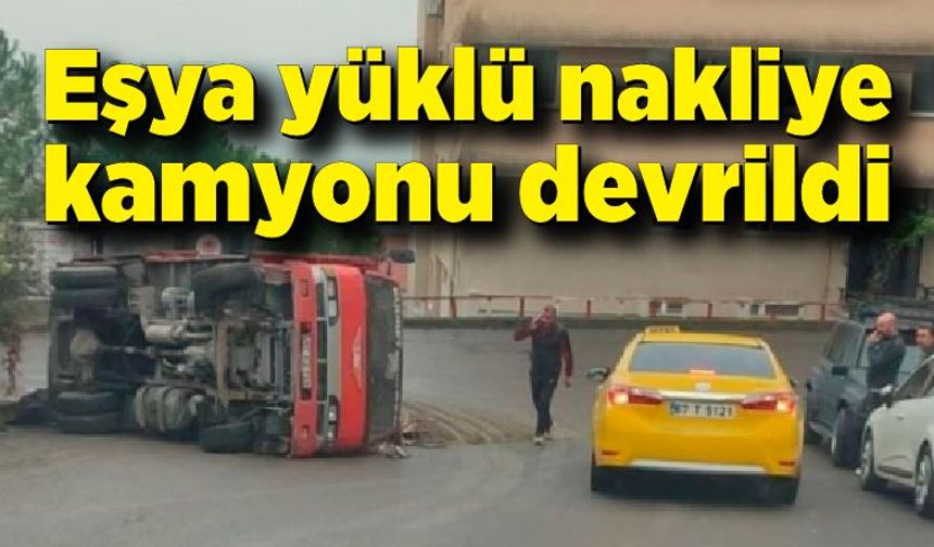 Eşya yüklü nakliye kamyonu devrildi