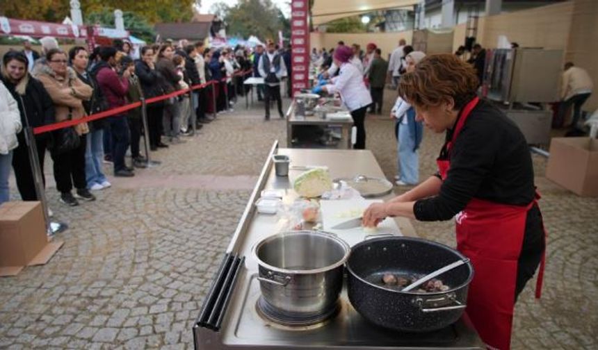 Kadınlar en lezzetli yemeği yapmak için yarıştı