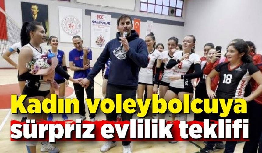 Kadın voleybolcuya sürpriz evlilik teklifi