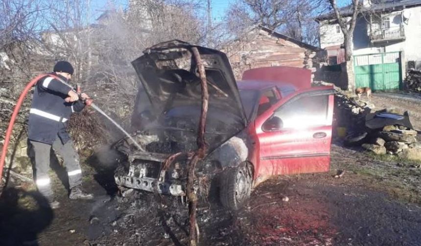 Park halindeki otomobilde çıkan yangın söndürüldü